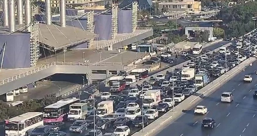 Yollarda yenə tıxac var Yollarda yenə tıxac var