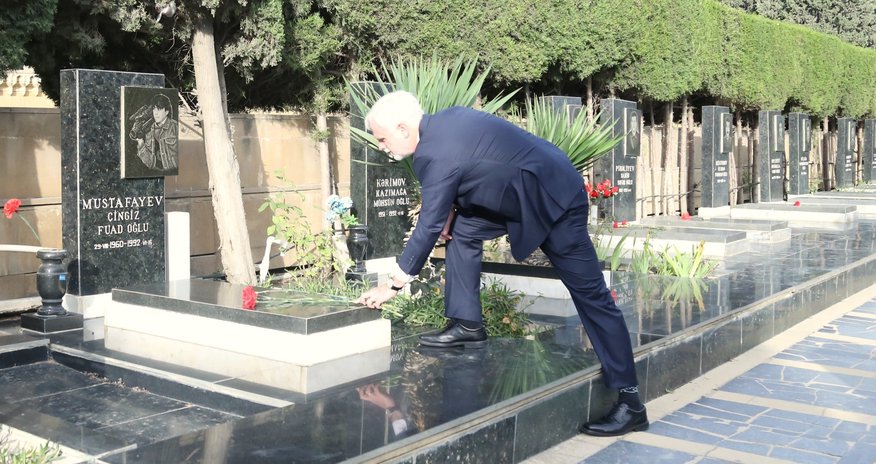 ABŞ-ın Azərbaycandakı səfiri Şəhidlər Xiyabanına getdi - Foto ABŞ-ın Azərbaycandakı səfiri Şəhidlər Xiyabanına getdi - Foto