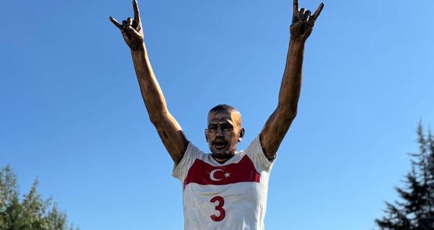 “Bozqurd” işarəsi ilə gündəm olan Merihin heykəli ucaldılıb “Bozqurd” işarəsi ilə gündəm olan Merihin heykəli ucaldılıb