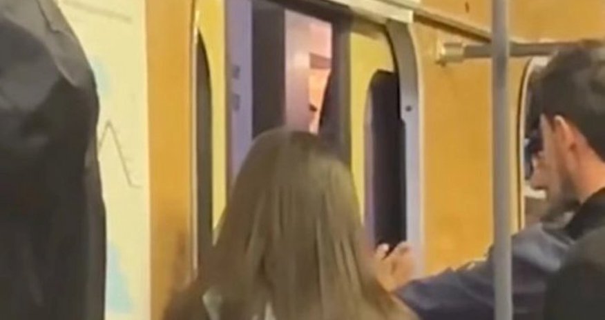 "Gənclik" metrosunda qatarda nasazlıq yaranıb - VİDEO "Gənclik" metrosunda qatarda nasazlıq yaranıb - VİDEO