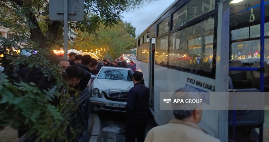 Bakıda sərnişin avtobusu ilə minik maşını toqquşub Bakıda sərnişin avtobusu ilə minik maşını toqquşub