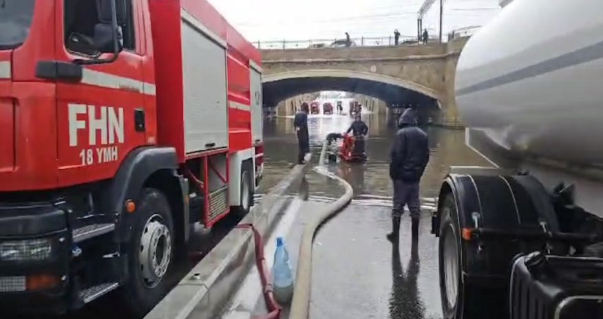 Bağırov korpüsünün su basan tunelində avtomobillərin hərəkəti növbəli təşkil olunur Bağırov korpüsünün su basan tunelində avtomobillərin hərəkəti növbəli təşkil olunur