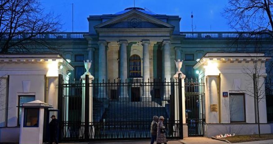 Польша выгоняет российских дипломатов Польша выгоняет российских дипломатов