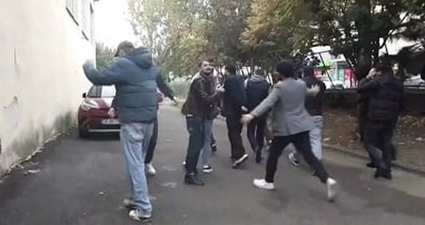 Tbilisidə seçki məntəqəsində dava olub - VİDEO Tbilisidə seçki məntəqəsində dava olub - VİDEO