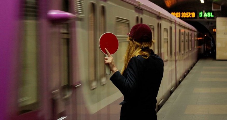 Metroda yenə qatarların hərəkətində problem yaranıb Metroda yenə qatarların hərəkətində problem yaranıb