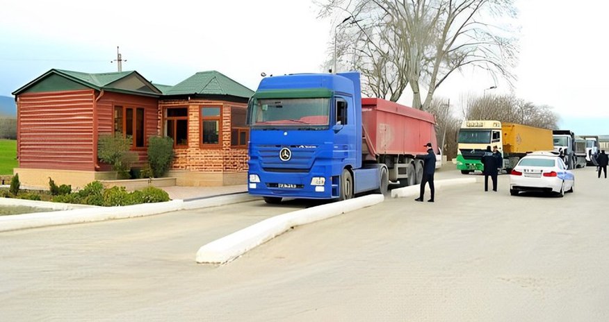 Yol polisi yükdaşıma fəaliyyəti göstərən şəxslərə müraciət edib Yol polisi yükdaşıma fəaliyyəti göstərən şəxslərə müraciət edib