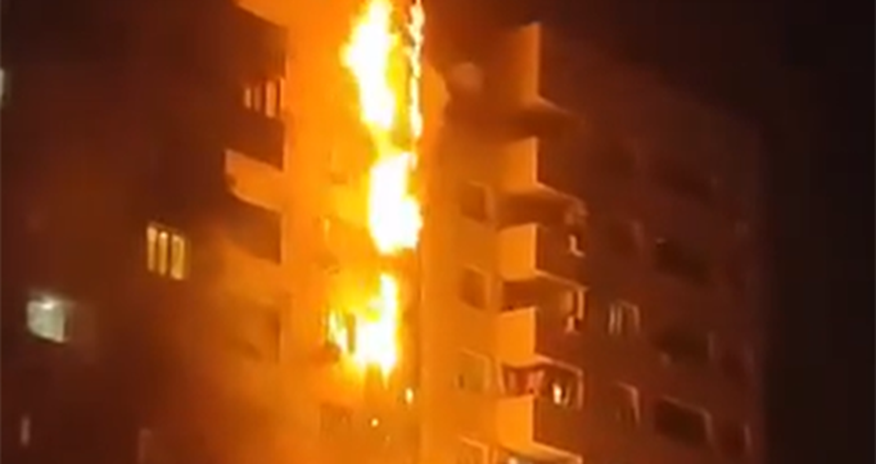 В Хырдалане в жилом здании начался сильный пожар В Хырдалане в жилом здании начался сильный пожар