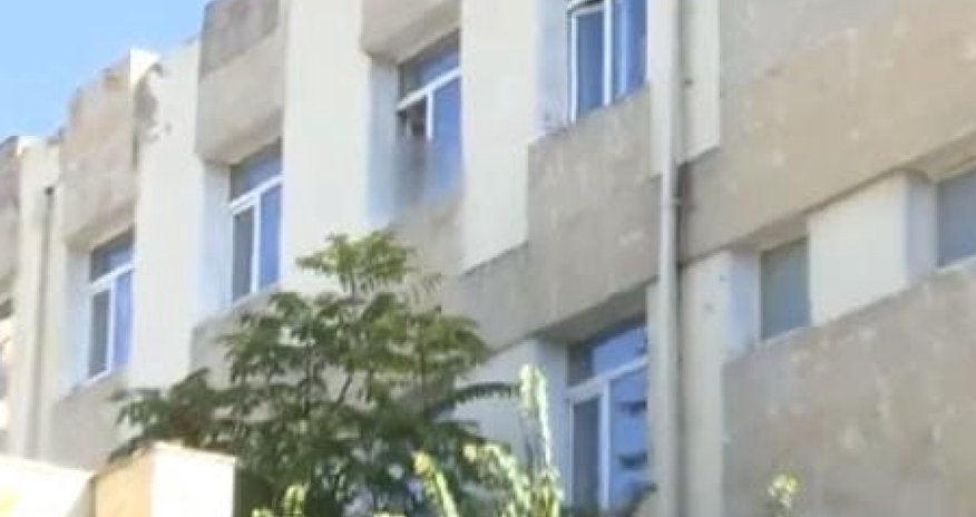 Bakıda şagirdi 4-cü mərtəbədən salladılar - VİDEO Bakıda şagirdi 4-cü mərtəbədən salladılar - VİDEO