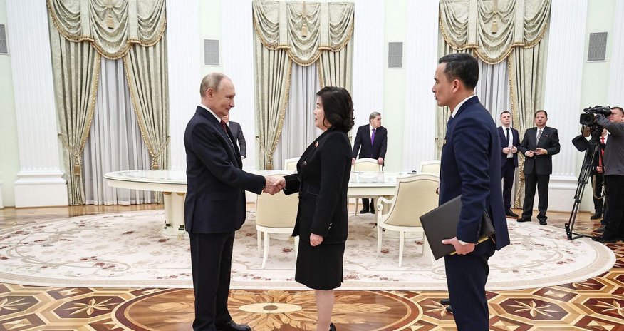 Putin Kremldə KXDR-in xarici işlər naziri ilə görüşüb - Video Putin Kremldə KXDR-in xarici işlər naziri ilə görüşüb - Video