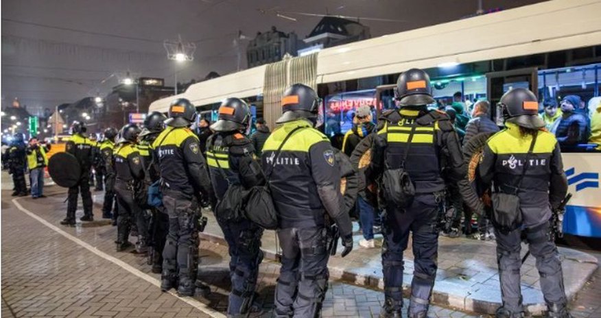 Amsterdamda israilli azarkeşlərə hücum olunub,10 nəfər yaralanıb - Video Amsterdamda israilli azarkeşlərə hücum olunub,10 nəfər yaralanıb - Video