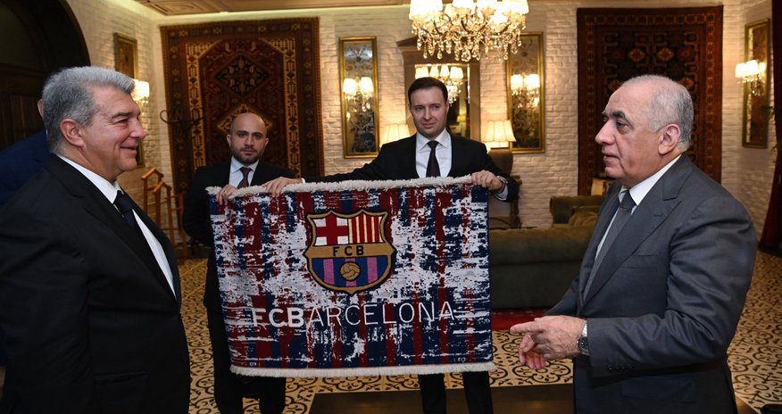 Əli Əsədov “Barcelona”nın prezidenti ilə görüşüb Əli Əsədov “Barcelona”nın prezidenti ilə görüşüb
