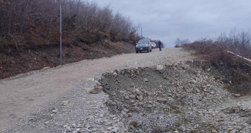 Şamaxıda yol çöküb Şamaxıda yol çöküb