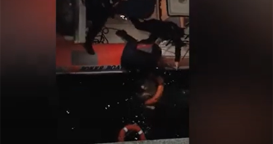 Bulvarda dənizdə batan gənc xilas edilib - Video Bulvarda dənizdə batan gənc xilas edilib - Video
