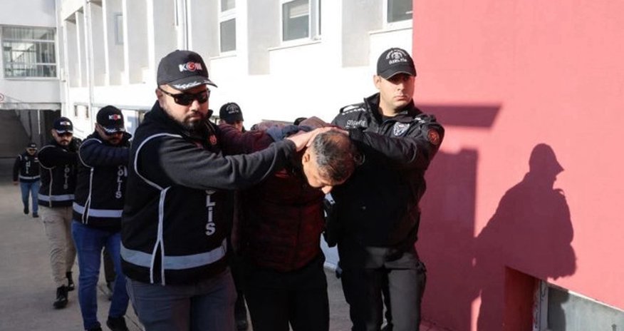 FETÖ üzvünə əl qumbarası satan polislər saxlanıldı FETÖ üzvünə əl qumbarası satan polislər saxlanıldı