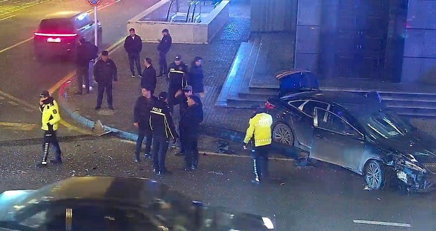 Bakıda yol-nəqliyyat hadisəsi olub, işıqfor yararsız vəziyyətə düşüb Bakıda yol-nəqliyyat hadisəsi olub, işıqfor yararsız vəziyyətə düşüb