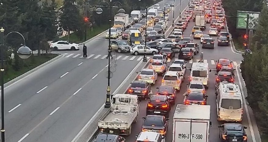 Bakının bir sıra yollarında tıxac var – SİYAHI Bakının bir sıra yollarında tıxac var – SİYAHI