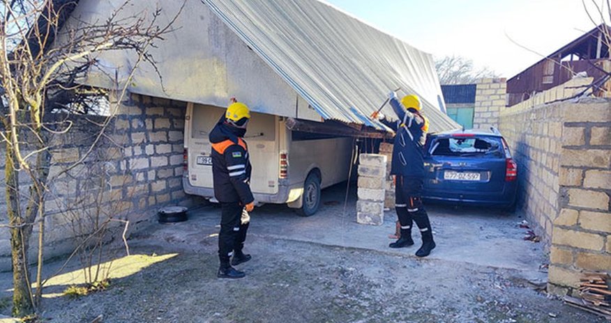 Qəbələdə güclü külək talvarı avtomobillərin üzərinə aşırıb Qəbələdə güclü külək talvarı avtomobillərin üzərinə aşırıb