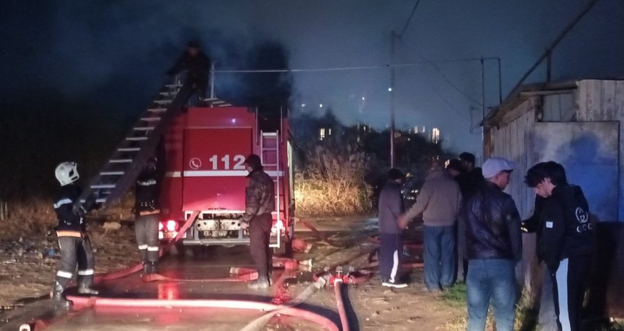 В Баку дотла сгорел частный дом В Баку дотла сгорел частный дом