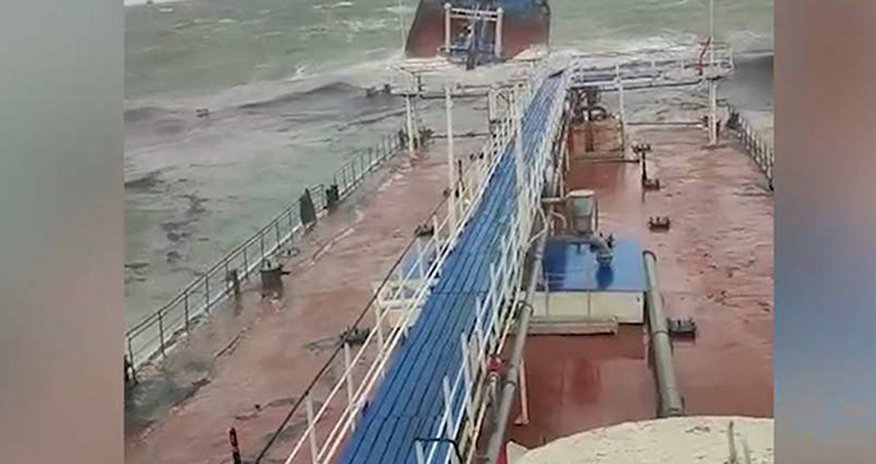 При крушении двух танкеров в Черном море произошел разлив нефтепродуктов При крушении двух танкеров в Черном море произошел разлив нефтепродуктов