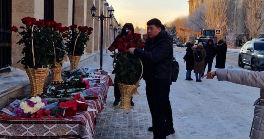 Media: Kazakhstanis bringing flowers to Azerbaijan's embassy in Astana Media: Kazakhstanis bringing flowers to Azerbaijan's embassy in Astana