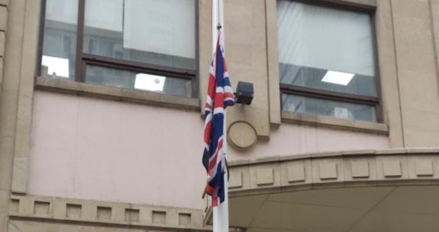 Посольство Британии приспустило флаг в связи с днем траура в Азербайджане Посольство Британии приспустило флаг в связи с днем траура в Азербайджане