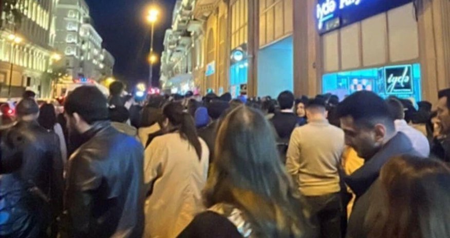 Перед станцией метро «Сахиль» возникло столпотворение Перед станцией метро «Сахиль» возникло столпотворение