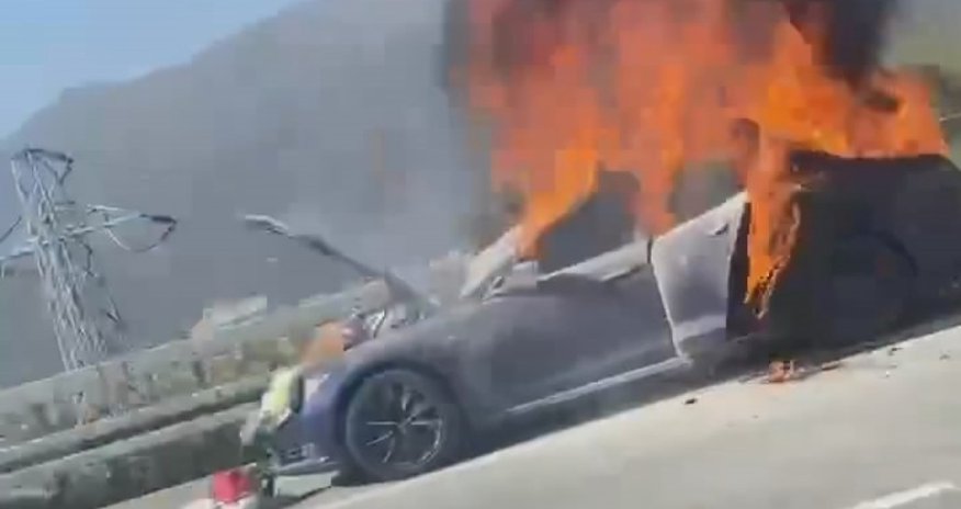 Возле отеля Трампа в Лас-Вегасе взорвался электромобиль Tesla, есть погибший Возле отеля Трампа в Лас-Вегасе взорвался электромобиль Tesla, есть погибший