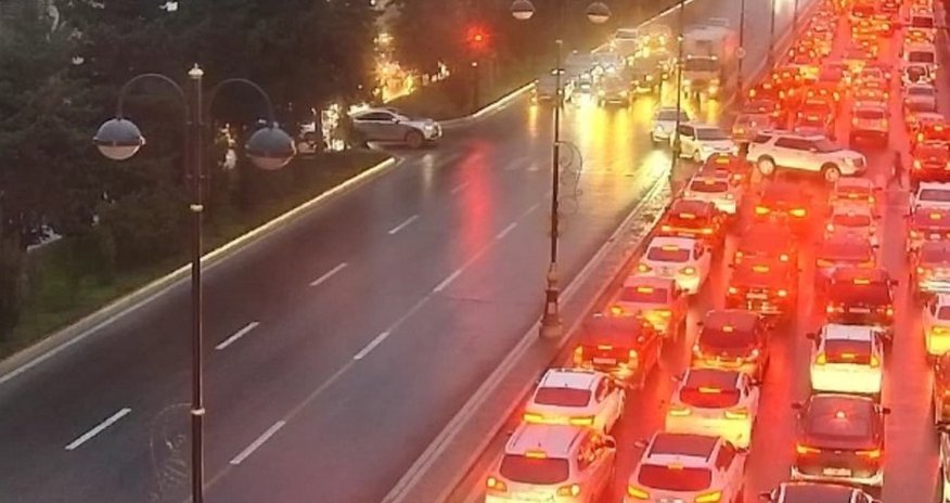 Bakının bir sıra yollarında tıxac var – SİYAHI Bakının bir sıra yollarında tıxac var – SİYAHI