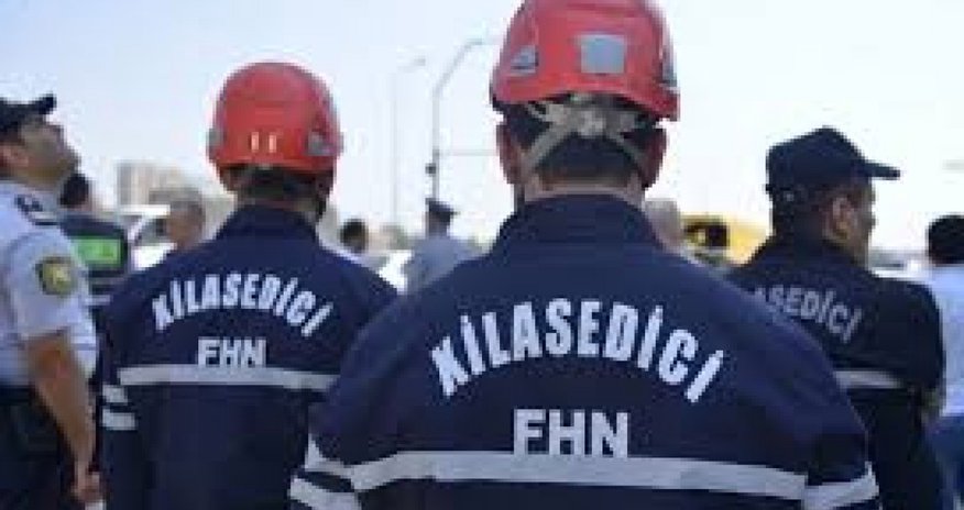 Bağlı qapı arxasında köməksiz qalan 9 yaşlı uşağı xilas edilib- Video Bağlı qapı arxasında köməksiz qalan 9 yaşlı uşağı xilas edilib- Video