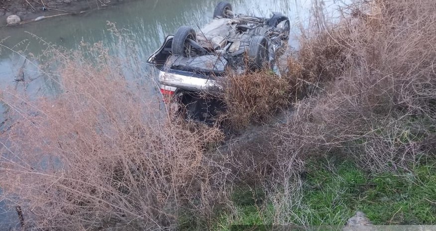 Sabirabadda avtomobil su kanalına aşıb, xəsarət alanlar var Sabirabadda avtomobil su kanalına aşıb, xəsarət alanlar var