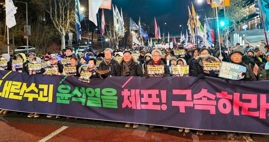 В Южной Корее задержали 17 человек на митинге в поддержку президента В Южной Корее задержали 17 человек на митинге в поддержку президента