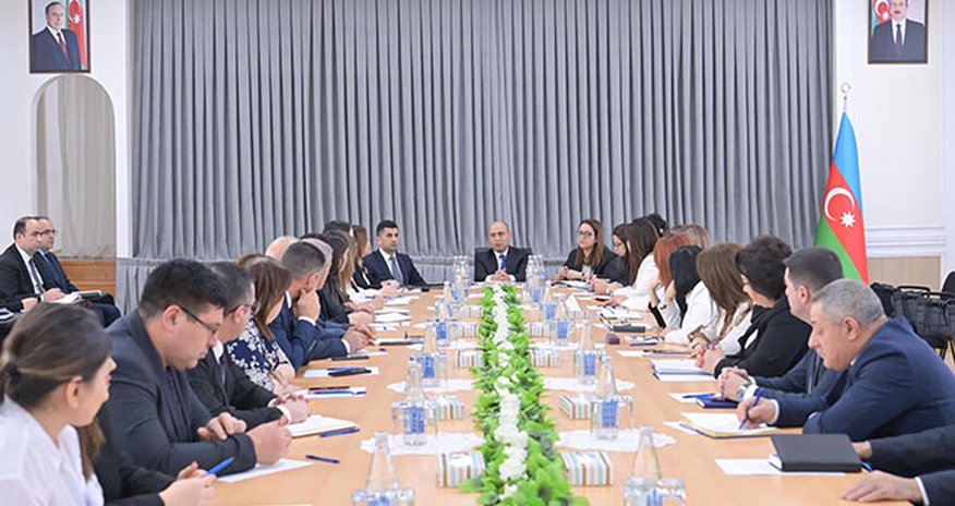 Emin Əmrullayev məktəb direktorları ilə görüşüb Emin Əmrullayev məktəb direktorları ilə görüşüb