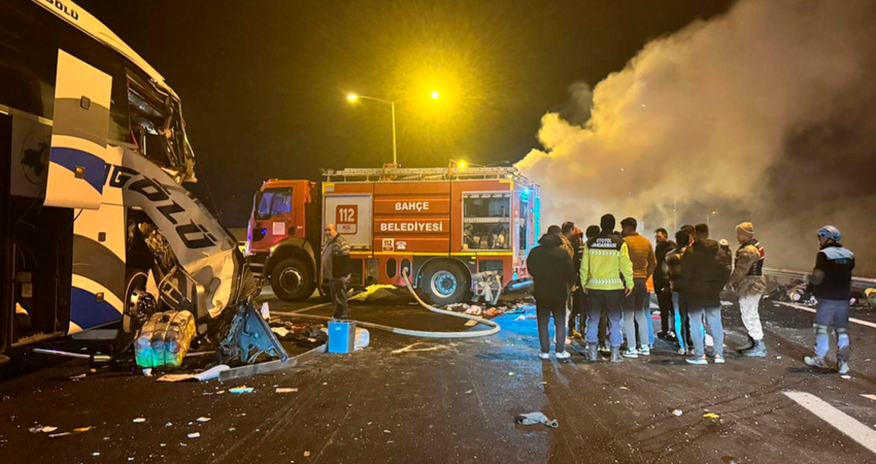 Türkiyədə yol qəzası baş verib,ölən və yaralananlar var Türkiyədə yol qəzası baş verib,ölən və yaralananlar var