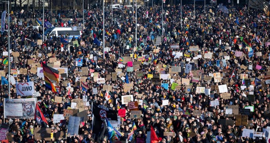Немцы массово вышли на улицы против националистов Немцы массово вышли на улицы против националистов