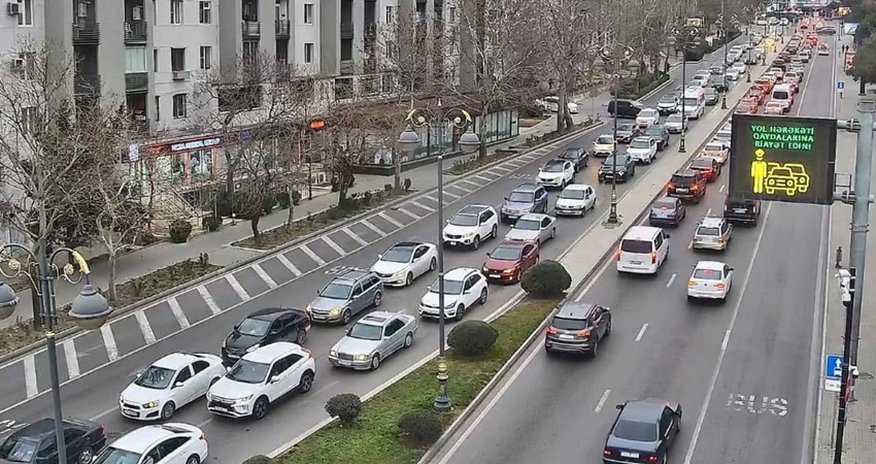 Bəzi yollarda tıxac var Bəzi yollarda tıxac var