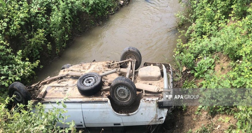 В Кюрдамире автомобиль опрокинулся в канал, погибли два человека В Кюрдамире автомобиль опрокинулся в канал, погибли два человека