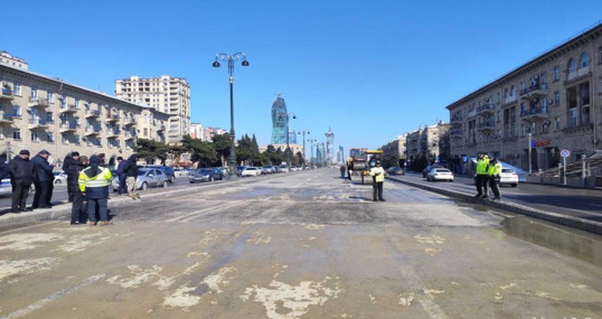 Движение автомобилей на проспекте Гейдара Алиева в Баку восстановлено Движение автомобилей на проспекте Гейдара Алиева в Баку восстановлено