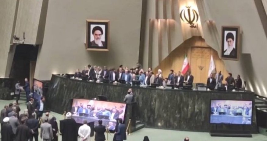 İranın iqtisadiyyat naziri vəzifəsindən uzaqlaşdırılıb - Video İranın iqtisadiyyat naziri vəzifəsindən uzaqlaşdırılıb - Video