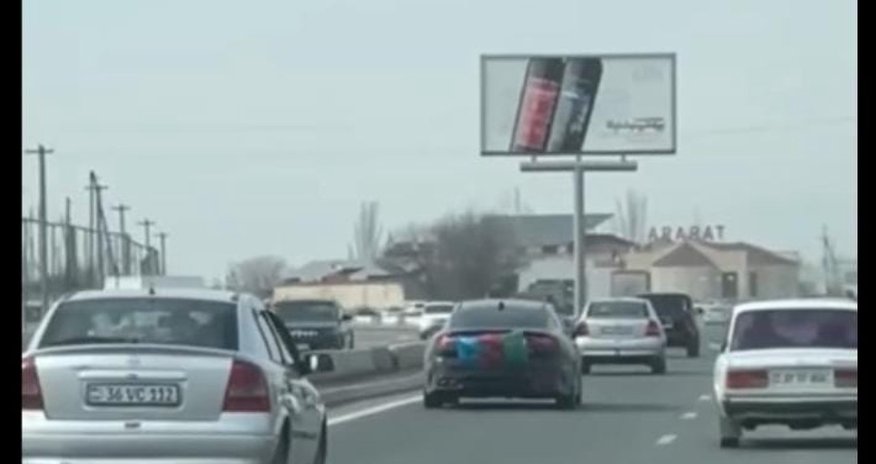 В Армении водитель машины с флагом Азербайджана доставлен в полицию В Армении водитель машины с флагом Азербайджана доставлен в полицию