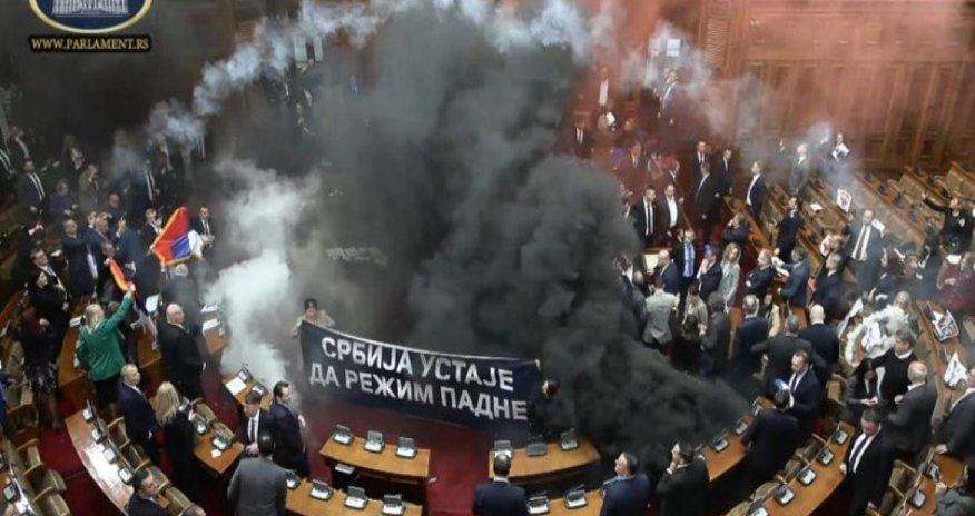 Serbiyada deputatlar dava ediblər Serbiyada deputatlar dava ediblər