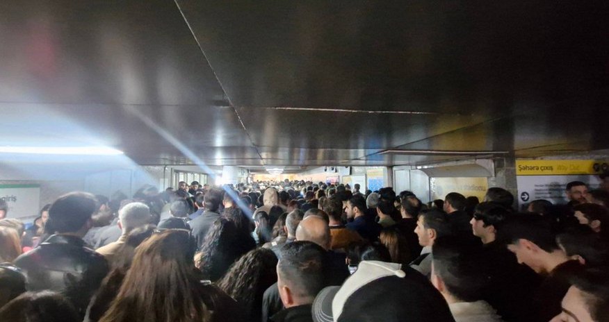 На станции метро "Кероглу" наблюдалась высокая плотность пассажиров На станции метро "Кероглу" наблюдалась высокая плотность пассажиров