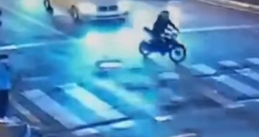 Narkotikin təsiri altında avtoxuliqanlıq edən motosiklet sürücüsü həbs olunub - Video Narkotikin təsiri altında avtoxuliqanlıq edən motosiklet sürücüsü həbs olunub - Video