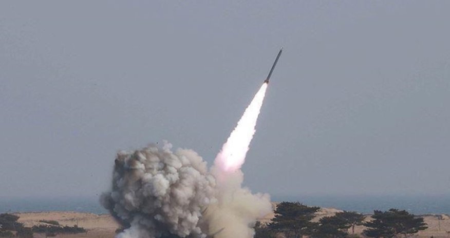 Хуситы бьют гиперзвуковой ракетой по «Бен-Гуриону» в Тель-Авиве Хуситы бьют гиперзвуковой ракетой по «Бен-Гуриону» в Тель-Авиве
