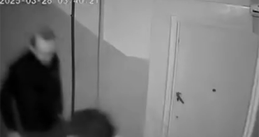 Polis binaların girişində oğurluq edən şəxsləri saxlayıb - Video Polis binaların girişində oğurluq edən şəxsləri saxlayıb - Video