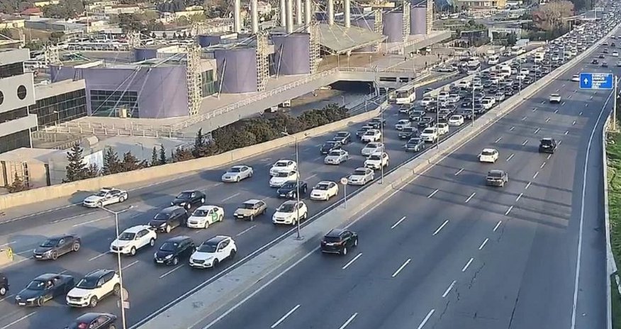 В Баку на ряде улиц и проспектов наблюдаются пробки В Баку на ряде улиц и проспектов наблюдаются пробки