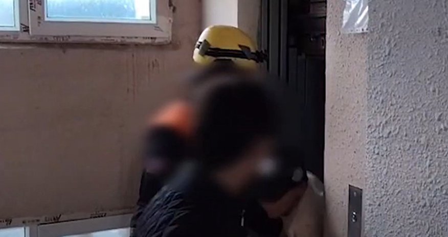 Bakıda liftdə qalan gənclər xilas edilib - Video Bakıda liftdə qalan gənclər xilas edilib - Video