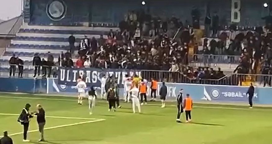 Azərbaycanlı futbolçu azarkeşlərlə dalaşıb - Video Azərbaycanlı futbolçu azarkeşlərlə dalaşıb - Video