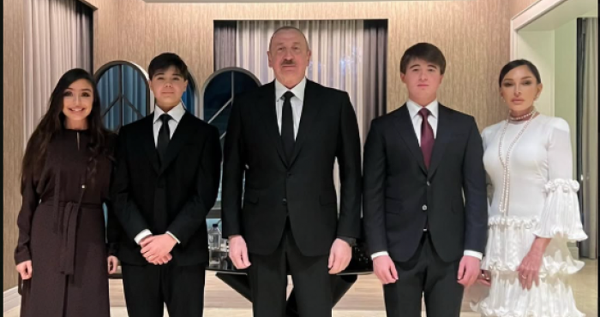 Prezident və ailəsi “Antalya Diplomatiya Forumu”nda Prezident və ailəsi “Antalya Diplomatiya Forumu”nda