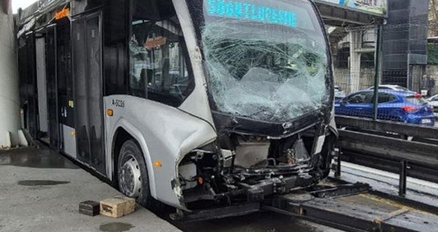 Türkiyədə metrobuslar toqquşub, yaralılar var Türkiyədə metrobuslar toqquşub, yaralılar var