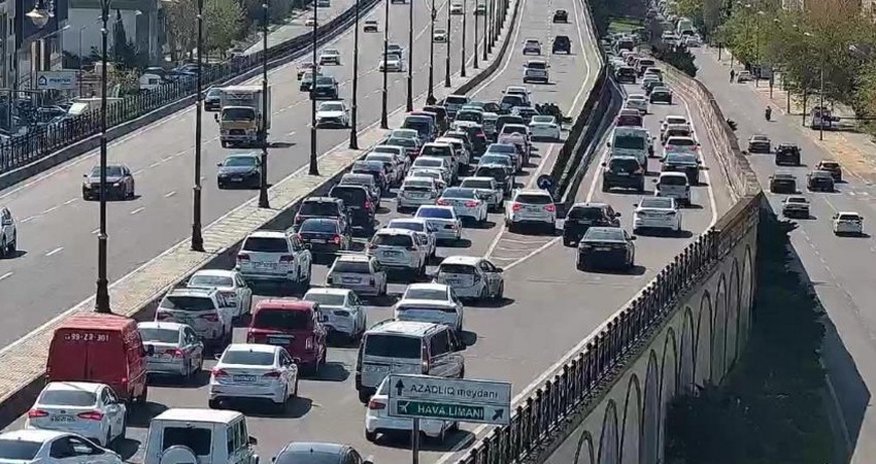 В Баку на двух проспектах возникли заторы из-за ДТП В Баку на двух проспектах возникли заторы из-за ДТП